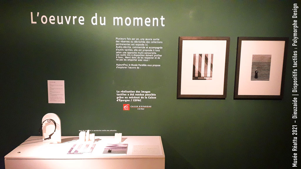 L'oeuvre du moment au musée Réattu : au mur sont accrochés les originaux des 2 photos de Dieuzaide. Sur une table se trouvent les interprétation tactile et un casque pour écouter l'audiodescription des œuvres. 
